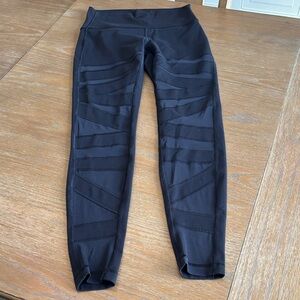 Lululemon wunder under mesh panel
Black leggings